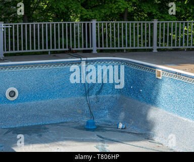 Sostituzione e riparazione di un vecchio rivestimento in vinile della piscina Foto Stock