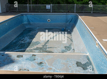 Sostituzione e riparazione di un vecchio rivestimento in vinile della piscina Foto Stock