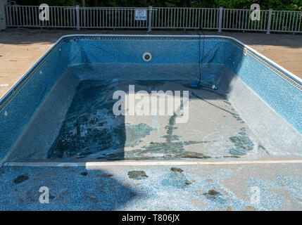 Sostituzione e riparazione di un vecchio rivestimento in vinile della piscina Foto Stock