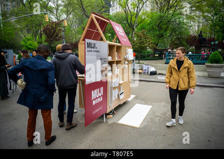 La gente visita un Muji un prodotto per la pulizia di evento di branding in Flatiron Plaza di New York venerdì, 3 maggio 2019. (Â© Richard B. Levine) Foto Stock