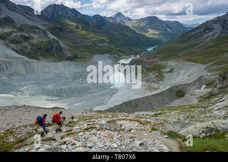 Gli escursionisti accanto al ghiacciaio di Moiry sullo scuotipaglia Haute Route da Chamonix a Zermatt, alpi svizzere, Vallese, Svizzera, Europa Foto Stock