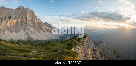 Monte Civetta nella gamma delle Dolomiti vicino Rifugio Tissi vicino al Alta Via 1 trail, Belluno, Veneto, Italia, Europa Foto Stock