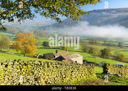 La nebbia attorno Simons sedile e lungo il fiume Wharfe in Wharfedale, Yorkshire Dales, nello Yorkshire, Inghilterra, Regno Unito, Europa Foto Stock