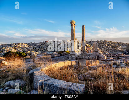 Tempio di Ercole rovine al tramonto, Amman Cittadella, Governatorato di Amman, Giordania, Medio Oriente Foto Stock