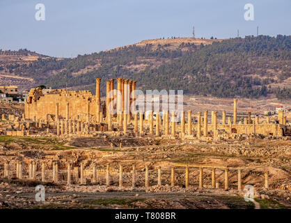 Vista verso il tempio di Artemide, tramonto, Jerash Jerash, Governatorato, Giordania, Medio Oriente Foto Stock