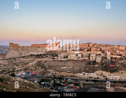 Kerak castello presso sunrise, Al-Karak, Karak Governatorato, Giordania, Medio Oriente Foto Stock