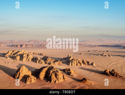 Paesaggio di Wadi Rum a sunrise, vista aerea da un palloncino, Governatorato di Aqaba, Giordania, Medio Oriente Foto Stock