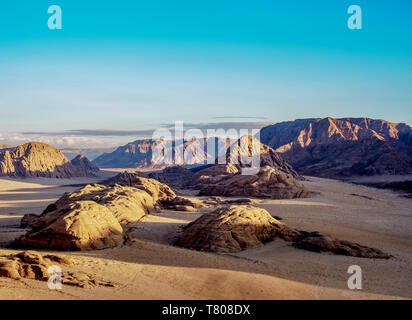 Paesaggio di Wadi Rum, vista aerea da un palloncino, Governatorato di Aqaba, Giordania, Medio Oriente Foto Stock