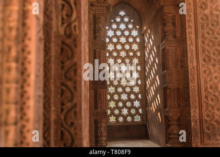 La finestra di intricati intagli fornire belle ombre al Qutub Minar, Sito Patrimonio Mondiale dell'UNESCO, Nuova Delhi, India, Asia Foto Stock