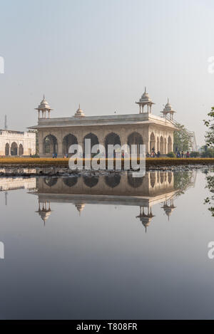 Riflessioni a Fort rosso, Sito Patrimonio Mondiale dell'UNESCO, la Vecchia Delhi, India, Asia Foto Stock