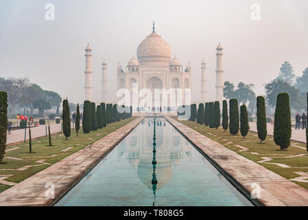 Taj Mahal riflessioni in una nebbiosa mattina, Sito Patrimonio Mondiale dell'UNESCO, Agra, Uttar Pradesh, India, Asia Foto Stock