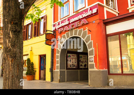 Sibiu, Romania - 22 Aprile 2019: Pacea Galleria dello shopping (Galeriile Pacea comerciale) ingresso anteriore in una limpida giornata estiva. Editoriale, shopping, turi Foto Stock