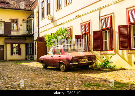 Sibiu, Romania - 22 Aprile 2019: Vecchia Dacia modello 1300, ancora in uso, parcheggiata in un cortile interno con ciottoli, a Sibiu (Hermannstadt) vecchia cit Foto Stock