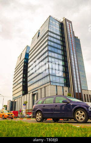 Sibiu, Romania - 22 Aprile 2019: centro Business torri di vetro in Sibiu, Romania, conosciuto localmente come 'Turnurile Gemene'. Diverse aziende affitto ufficio sp Foto Stock