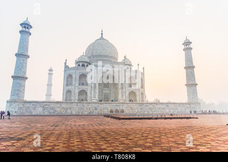 Sole sorge dietro il Taj Mahal, Sito Patrimonio Mondiale dell'UNESCO, Agra, Uttar Pradesh, India, Asia Foto Stock