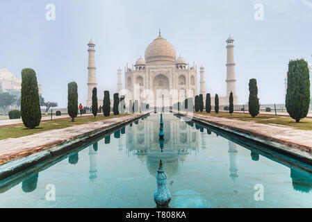 Taj Mahal riflessioni in una nebbiosa mattina, Sito Patrimonio Mondiale dell'UNESCO, Agra, Uttar Pradesh, India, Asia Foto Stock