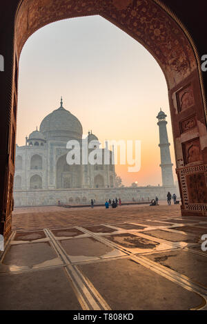 Sole sorge dietro il Taj Mahal, Sito Patrimonio Mondiale dell'UNESCO, Agra, Uttar Pradesh, India, Asia Foto Stock