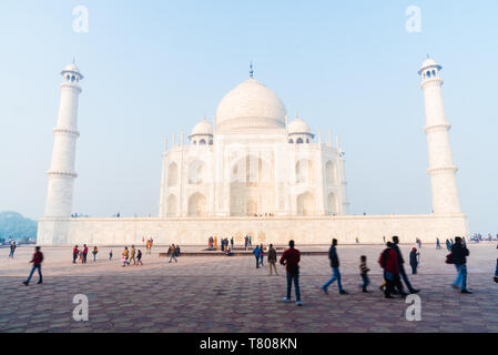 Il Taj Mahal, Sito Patrimonio Mondiale dell'UNESCO, Agra, Uttar Pradesh, India, Asia Foto Stock