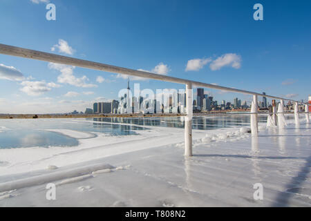 Congelati Toronto viste dal molo di Polson, Toronto, Ontario, Canada, America del Nord Foto Stock