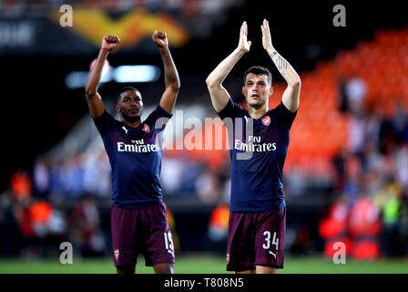 Dell'Arsenal Ainsley Maitland-Niles (sinistra) e Granit Xhaka celebrare i risultati alla fine della UEFA Europa League, Semi Finale, la seconda gamba al Camp de Mestalla, Valencia. Foto Stock