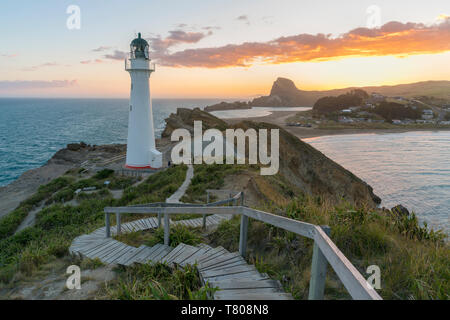 Castlepoint faro e il castello di roccia al tramonto, Castlepoint, Wairarapa regione, Isola del nord, Nuova Zelanda, Pacific Foto Stock