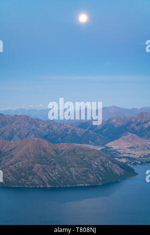 Chiaro di luna sul lago Wanaka e Mount aspiranti Parco Nazionale al tramonto, Wanaka, Queenstown distretto dei laghi, regione di Otago, Isola del Sud, Nuova Zelanda Foto Stock