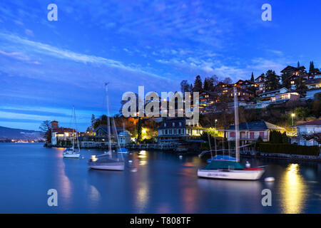 Twilight a Oberhofen am Thunersee, cantone di Berna, Svizzera, Europa Foto Stock