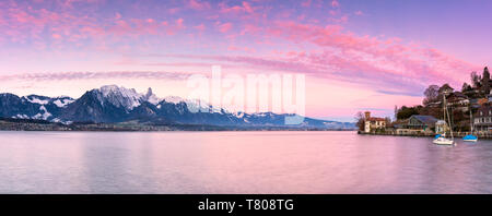 Vista panoramica a Oberhofen am Thunersee, cantone di Berna, Svizzera, Europa Foto Stock