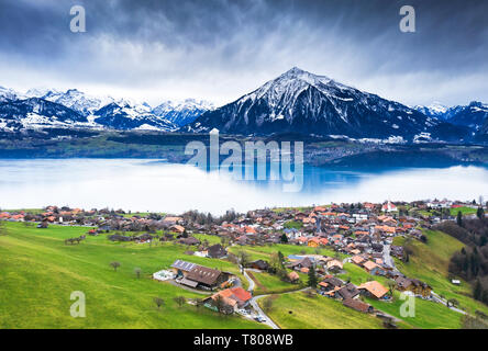 Vista aerea di Sigriswil con il lago di Thun, il Cantone di Berna, Svizzera, Europa Foto Stock