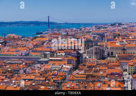 Panoramica vista di capitale del Carmo Convento, Elevador de Santa Justa e Ponte 25 de Abril bridge, Lisbona, Portogallo, Europa Foto Stock