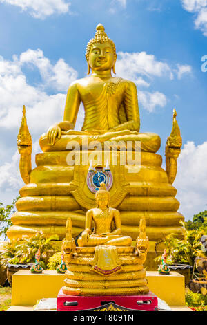 Il Golden statua del Buddha al Big Buddha complessa (il grande Buddha) in Phuket, Thailandia, Sud-est asiatico, in Asia Foto Stock