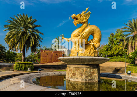 L' Hai Leng Ongs statua (Golden Dragon monumento) in Phuket Citta Vecchia, Phuket, Thailandia, Sud-est asiatico, in Asia Foto Stock