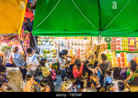 Una veduta aerea di frutto di stallo a Banzaan il mercato notturno in Patong, Phuket, Thailandia, Sud-est asiatico, in Asia Foto Stock