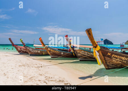 Long Tail barche sul tup Island in Ao Nang, Krabi, Thailandia, Sud-est asiatico, in Asia Foto Stock