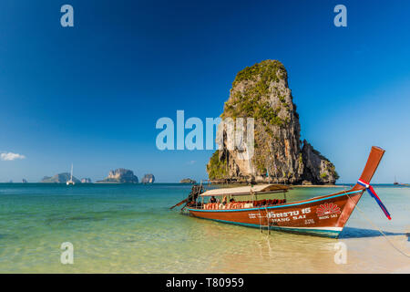 Barca dalla coda lunga in Phra Nang Cave Beach in Railay in Ao Nang, Provincia di Krabi, Thailandia, Sud-est asiatico, in Asia Foto Stock