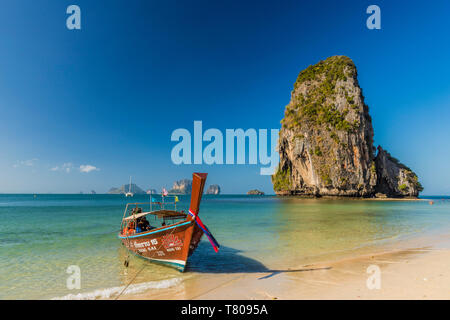 Barca dalla coda lunga in Phra Nang Cave Beach in Railay in Ao Nang, Provincia di Krabi, Thailandia, Sud-est asiatico, in Asia Foto Stock