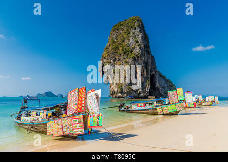 Chioschi sulla lunga coda barche su Phra Nang Cave Beach in Railay in Ao Nang, Provincia di Krabi, Thailandia, Sud-est asiatico, in Asia Foto Stock