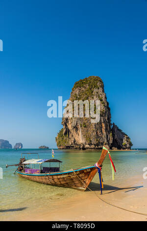 Barca dalla coda lunga in Phra Nang Cave Beach in Railay in Ao Nang, Provincia di Krabi, Thailandia, Sud-est asiatico, in Asia Foto Stock