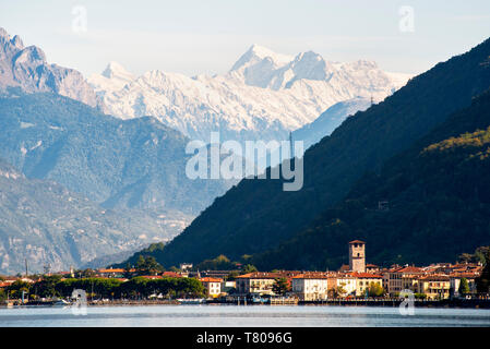 Pisogne e Monte Adamello, Lago d'Iseo, la provincia di Brescia, Lombardia, Italia, Europa Foto Stock