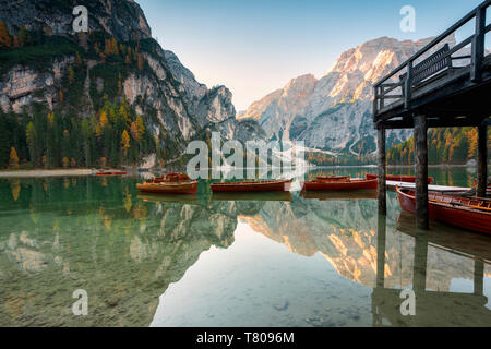 Il lago di Braies in autunno con le tipiche imbarcazioni del luogo della provincia di Bolzano, Trentino Alto Adige, Italia, Europa Foto Stock