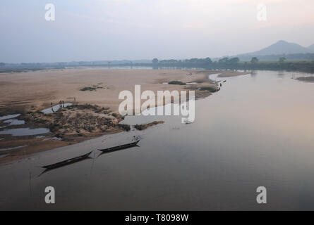 La luce del mattino su imbarcazioni da fiume ormeggiato sulle rive del fiume Mahanadi, Cuttack distretto, Odisha, India, Asia Foto Stock