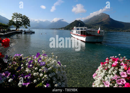 Il lago di Annecy (Lac d'Annecy), il terzo lago più grande in Francia e conosciuto come il lago più pulito d'Europa, Alta Savoia, Francia, Europa Foto Stock