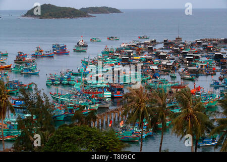 Barche da pesca, un porto Thoi, Vietnam, Indocina, Asia sud-orientale, Asia Foto Stock