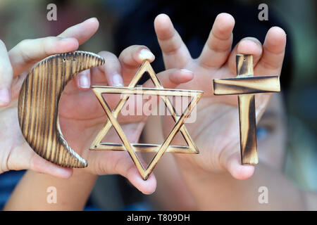 Il cristianesimo, islam ebraismo, le tre religioni monoteiste con simboli di stella ebraica, musulmana mezzaluna e una Croce Cristiana, Vietnam Foto Stock