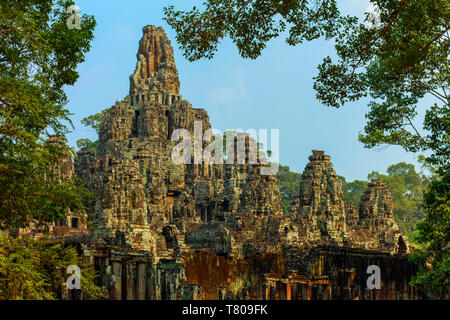 Torri del famoso Bayon, ultimo tempio costruito dal Re Jayavarman VII in Angkor Thom città murata, Angkor, UNESCO, Siem Reap, Cambogia, Asia Foto Stock