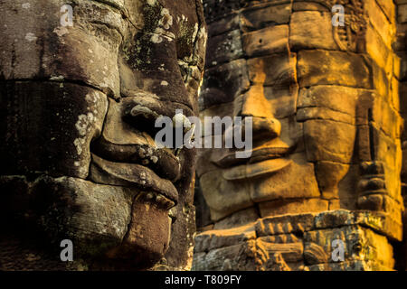 T wo di 216 sorridenti facce di pietra arenaria al XII secolo Bayon, Re Jayavarman VII l'ultimo tempio di Angkor Thom, Angkor, UNESCO, Siem Reap, Cambogia, Asia Foto Stock