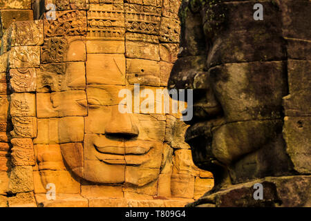 Due di 216 sorridenti facce di pietra arenaria al XII secolo Bayon, Re Jayavarman VII l'ultimo tempio di Angkor Thom, Angkor, UNESCO, Siem Reap, Cambogia, Asia Foto Stock