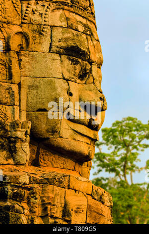 Uno dei 216 sorridenti facce di pietra arenaria al XII secolo Bayon, Re Jayavarman VII l'ultimo tempio di Angkor Thom, Angkor, UNESCO, Siem Reap, Cambogia, Asia Foto Stock