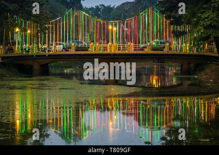Luci accese e Ponte sul Fiume Siem Reap dal Centro d'Arte del Mercato Notturno in questo NW città turistica, Siem Reap, Cambogia, Indocina, Asia Foto Stock
