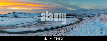 Vista panoramica del paesaggio congelato vicino a Macclesfield al tramonto, High Peak, Cheshire, Inghilterra, Regno Unito, Europa Foto Stock